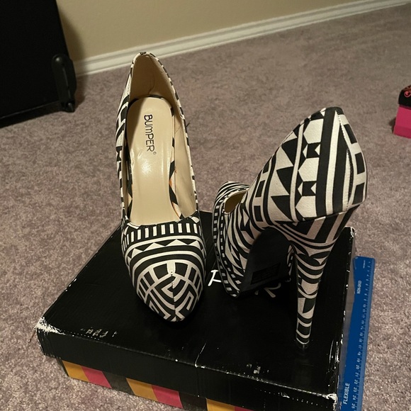 Black and white Aztec pattern platform heels - Picture 4 of 11